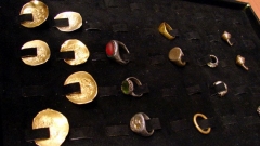 Κάποια από τα νομίσματα και κοσμήματα που ανακαλύφθηκαν στις ανασκαφές
