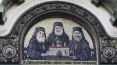 Οι αρχιερείς Ιλλαρίων Μακαριοπόλσκι, Αυξέντιος Βέλεσκι και Παΐσιος Πλόβντιφσκι - αρχηγοί στους αγώνες για την ανεξαρτησία της Βουλγαρικής Εκκλησίας. Το μωσαϊκό βρίσκεται στην πρόσοψη του κτιρίου της Ιεράς Συνόδου.