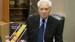 Ο Δρ Βεσελίν Ντένκοφ με το βιβλίο του