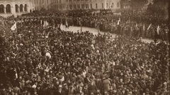 Θρησκευτική τελετή μπρστά στον ναό του Αγίου Αλεξάνδρου Νιέβσκι την 1η Νοεμβρίου 1927, παρουσία των μαθητών, φοιτητών και πολιτών.