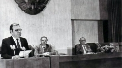 Η ιστορική Ολομέλεια της ΚΕ του Κομμουνιστικού κόμματος, δεξιά - ο Τόντορ Ζίβκοφ