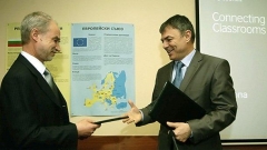 Ο υπουργός Παιδείας, Σεργκέι Ιγκνάτοφ (δεξιά), και ο διευθυντής του Βρετανικού Συμβουλίου στη Βουλγαρία, Tony Buckby, υπέγραψαν συμφωνία συνεργασίας για το σχέδιο