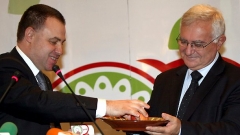 Ο υπουργός Γεωργίας και Τροφίμων, Μιροσλάβ Νάιντενοφ, με τον αρμόδιο επίτροπο Υγείας και Πολιτικής Καταναλωτών, Τζον Νταλί