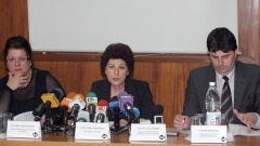 Η διευθύντρια του Εθνικού Ιδρύματος Ασφαλίσεων, Χριστίνα Μίτρεβα (στα μέσα), μαζί με εκπροσώπους άλλων αρμόδιων θεσμών, ανακοινώνει τις κοινές ενέργειες κατά των απατών