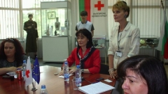 Η γιατρός Ναντέζντα Τοντορόβσκα (καθισμένη), γενική υποδιευθύντρια του Βουλγαρικού Ερυθρού Σταυρού