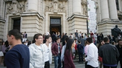 Φοιτητές μπροστά στην κεντρική είσοδο του Πανεπιστημίου Σόφιας