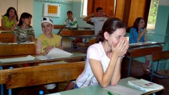 Μαθητές από ένα σχολείο στην πόλη Χάσκοβο αναμένουν την έναρξη της εξέτασης