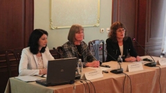 Η υφυπουργός Παιδείας Πέτια Εφτίμοβα (αριστερά) κατά την παρουσίαση του προγράμματος 