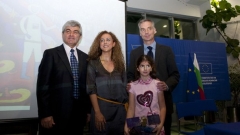 Η Νατάλια με τους γονείς της και τον κοσμοναύτη Αλεξάντερ Αλεξάντροφ (αριστερά)