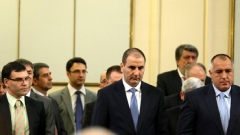 Ο πρωθυπουργός, Μπόικο Μπορίσοφ (δεξιά), με μέλη της κυβέρνησής του στη Βουλή