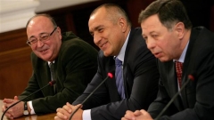 Ο πρωθυπουργός Μπόικο Μπορίσοφ (στα μέσα της φωτογραφίας) παρουσιάζει τον διευθυντή του νέου θεσμού, Ρούμεν Μιλάνοφ (δεξιά). Αριστερά - ο Πέτκο Σέρτοφ, πρώην πρόεδρος της Κρατικής Υπηρεσίας Εθνικής Ασφάλειας και αναπληρωτής του Ρούμεν Μιλάνοφ