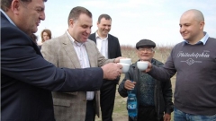 Ο Ντιμίταρ Πετρόφ (δεξιά) υποδέχεται τον υπουργός Γεωργίας, Μιροσλάβ Νάιντενοφ (στα μέσα) για το κλάδεμα των ροδακίνων