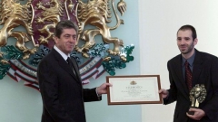 Ο Πρόεδρος της Δημοκρατίας, Γκεόργκι Παρβάνοφ, δίνει το βραβείο στον Κούζμαν Γκάντσεφ