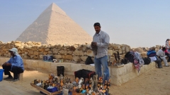 Έμποροι αναμνηστικών περιμένουν να επιστρέψουν οι τουρίστες στην Αίγυπτο