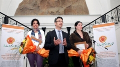 Η Βενέτα Νικόλοβα (αριστερά) με τον υπουργό Οικονομίας, Ενέργειας και Τουρισμού, Τράιτσο Τράικοφ, και η Όλια Τζάκοβα από το περιοδικό 