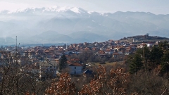 Άποψη από το χωριό και το Πίριν