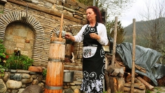 Στα χωριά του βουνού οι κάτοικοι κατασκευάζουν μόνοι τους το τυρί και το γιαούρτι τους