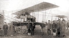El avión Albatros con el que los tenientes Radul Milkov (sentado) y Prodan Tarakchiev realizaron el primer vuelo de combate sobre Edirne el 16 de octubre de 1912