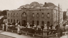 El Museo Popular fue dispuesto en la antigua Mezquita Buyuk del s. XV, hoy el edificio alberga al Instituto Arqueológico Nacional con museo