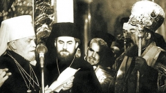 10 de mayo de 1953, la Catedral San Alejandro Nevsky. Momento de la entronización del Patriarca Cirilo (d). En el centro está el Archimandrita Maxim, futuro patriarca de la Iglesia Ortodoxa Búlgara y, a la izquierda, uno de los metropolitanos que había pronunciado un discurso solemne en la ceremonia.