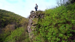 Les vestiges des hautes murailles de la forteresse Balak Déré sont enfouis sous une dense végétation.