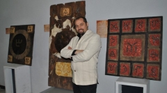 Le peintre Pavlin Petrov avec ses oeuvres