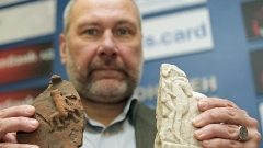 Le professeur Nikolay Ovtcharov avec les artefacts