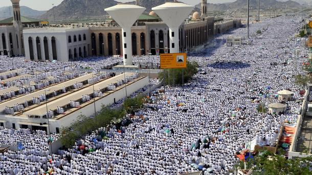 Поклонници започнаха да пристигат в Мека за втория ограничен хадж