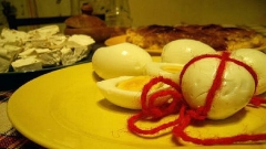 Ένα κόκκινο νήμα, βραστό αυγό και άσπρος χαλβάς – αυτά χρειάζονται για την πιο χαρούμενη στιγμή του βραδινού γεύματος της Κυριακής της Τυροφάγου