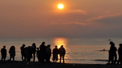 Хиляди бургазлии посрещнаха изгрева на слънцето на плажната ивица