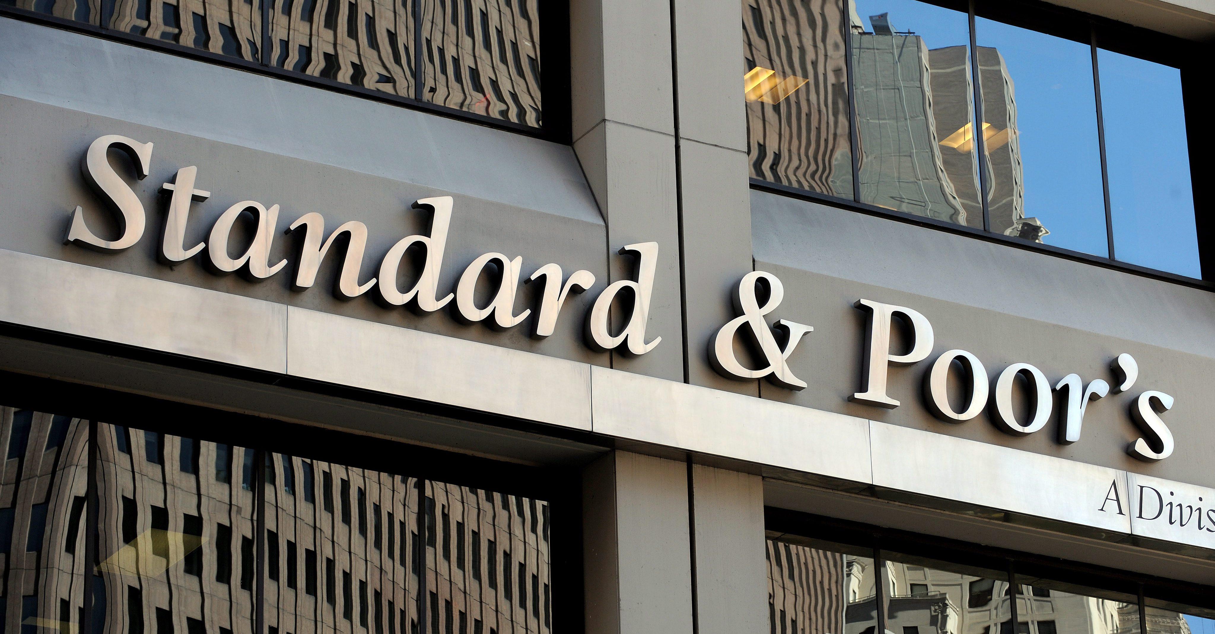 Международната рейтингова агенция Стандард енд Пуърс понижи кредитния рейтинг на