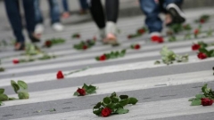 Цветя на пешеходнaтa пътекa при СУ в памет на 12-годишната Валя, загинала на 17 юни 2011г. в Бургас.