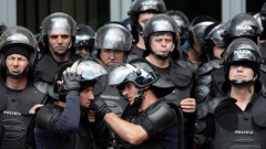 Албански полицаи за борба с безредиците