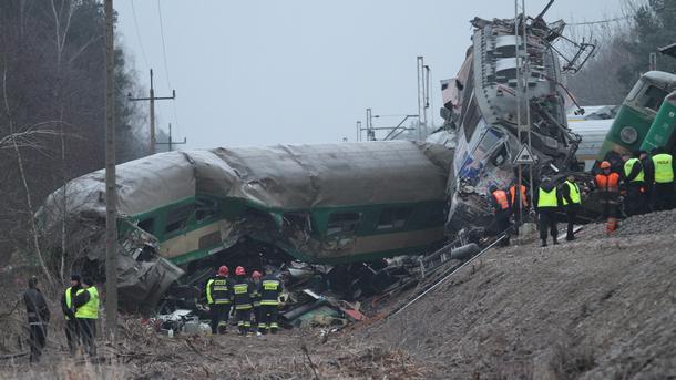 Най малко 30 души загинаха и десетки са ранени при влакова