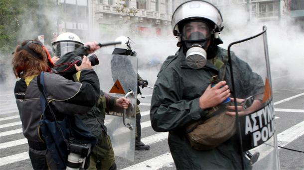 Със сълзотворен газ гръцката полиция разпръсна демонстрация в Атина срещу