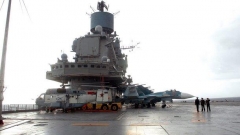 Руският самолетоносач „Адмирал Кузнецов“ в сирийското пристанище „Тартус“.
