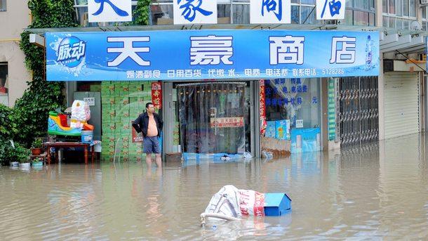 302 достигна броят на жертвите от наводненията в Централен Китай