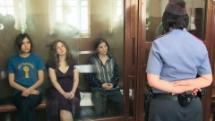 Тригте момичета от „Пуси райът“ в съд в Москва.