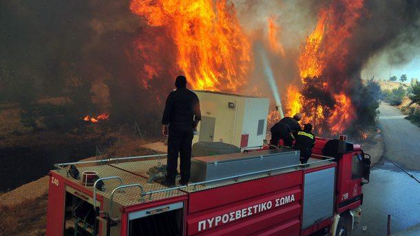 Голям горски пожар на гръцкия полуостров Пелопонес застрашава и населени