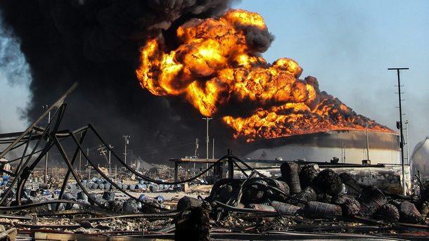 Голям пожар избухна тази нощ на територията на петролна база
