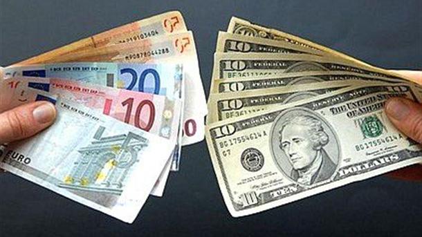 Еврото скочи с един процент спрямо долара в понеделник, след