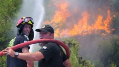 Пожарникари и доброволци гасят пожар на остров в близост до Пелопонес