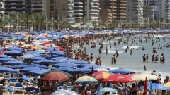 Испания туризъм рекорден брой туристи плаж летуващи