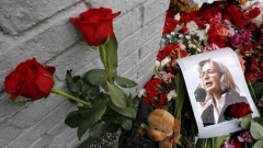 Цветя са сложени в почит към журналистката Анна Политковская край лобното ѝ място.
