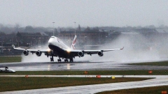 Великобритания лошо време самолет излитане проливен дъжд