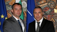 Външният министър Николай Младенов и Христо Стоичков при връчването на консулския пакет