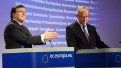 Жозе Мануел Барозу и Оли Рен на днешната пресконференция в Брюксел