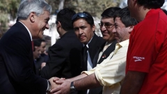 Президентът на Чили Себастиан Пинера (л) с оцелелите миньори