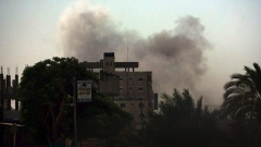 Пушек се издига над сгради в ивицата Газа след израелските бомбардировки