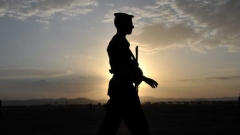 Йеменски войник патрулира на летището в столицата Сана